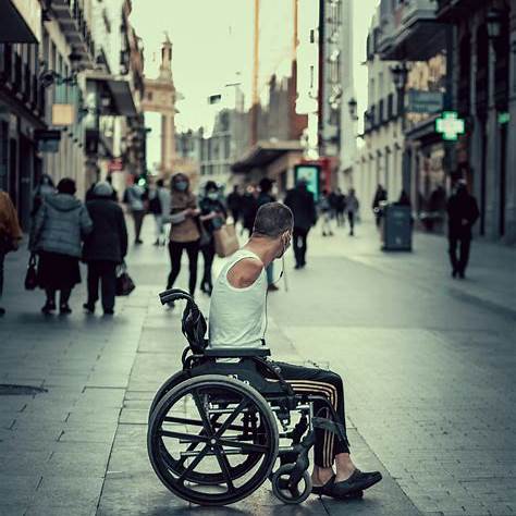 Personne en fauteuil roulant dans un environnement urbain, illustration de l’accès à la mobilité